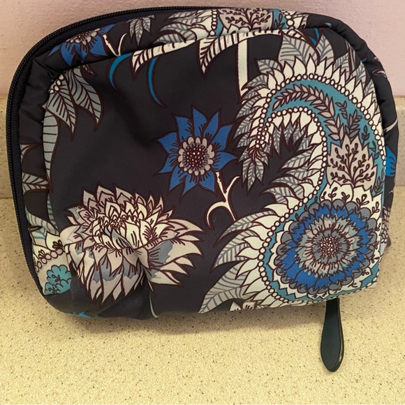 Vera Bradley Midtown Layflat Cosmetic. Print: CornFlower Blossom. - Picture 5 of 6